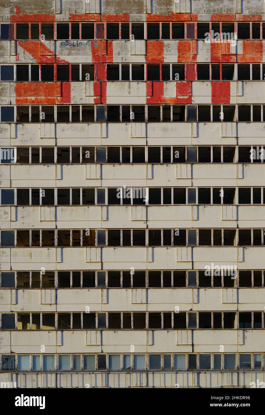 haus der statistik berlin alexanderplatz, architektur ddr platte plattenbau kontrast hochhaus Foto Stock