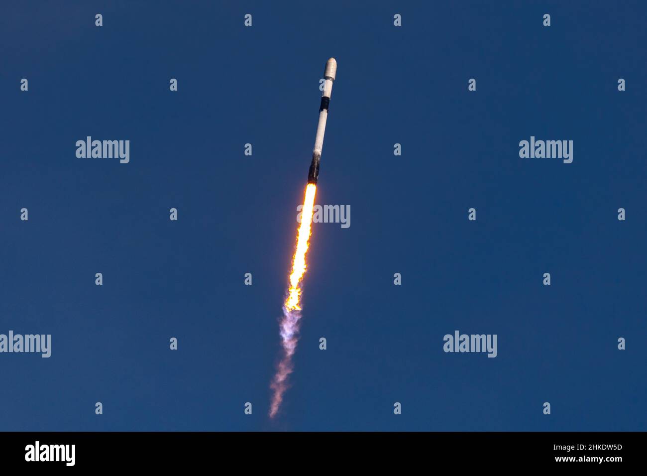 Un razzo Falcon 9 lancia da LC-39A alla Stazione spaziale di Cape Canaveral, Fl., 3 febbraio 2022. La missione Starlink 4-7 ha portato in orbita 49 satelliti. (STATI UNITI Space Force foto di Joshua conti) Foto Stock