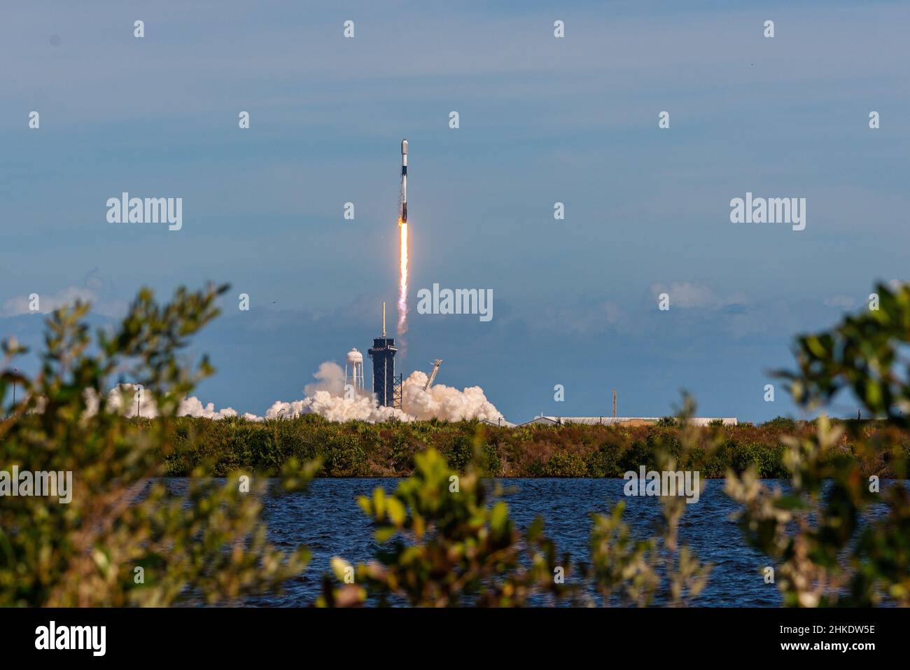 Un razzo Falcon 9 lancia da LC-39A alla Stazione spaziale di Cape Canaveral, Fl., 3 febbraio 2022. La missione Starlink 4-7 ha portato in orbita 49 satelliti. (STATI UNITI Space Force foto di Joshua conti) Foto Stock