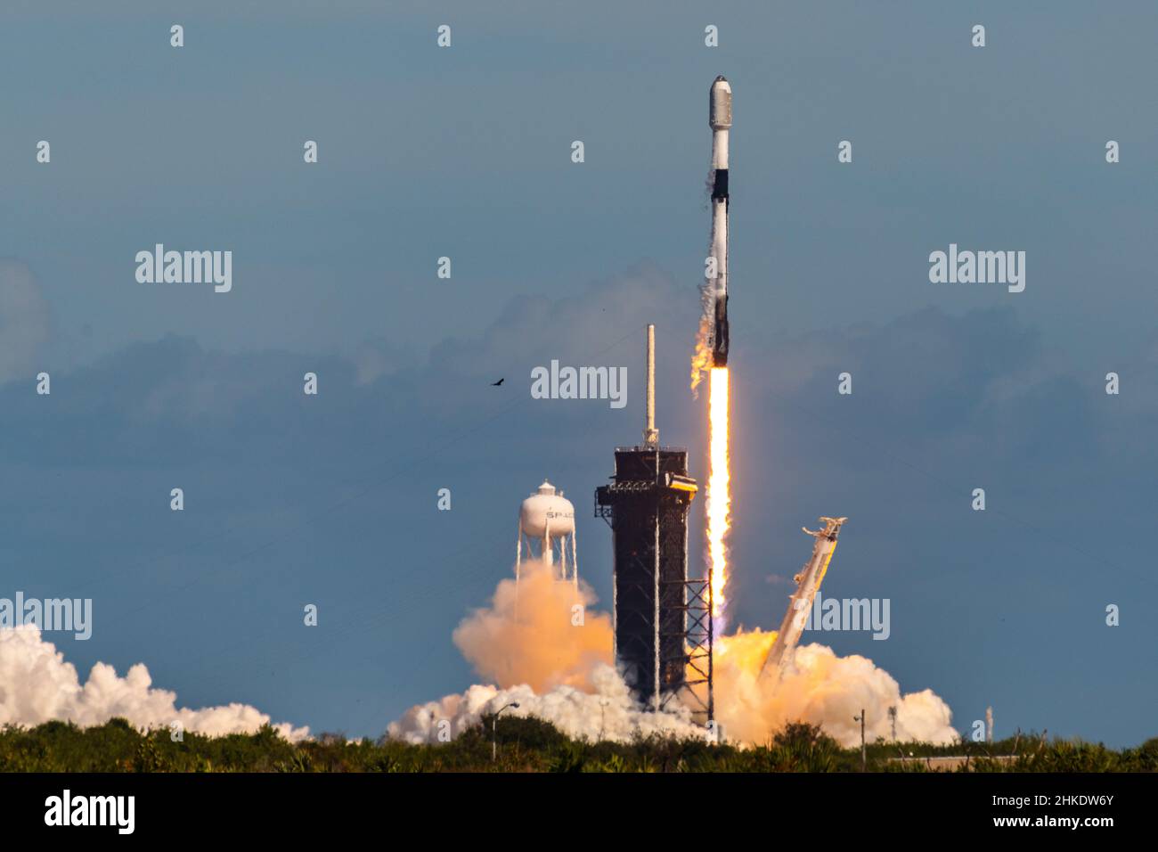 Un razzo Falcon 9 lancia da LC-39A alla Stazione spaziale di Cape Canaveral, Fl., 3 febbraio 2022. La missione Starlink 4-7 ha portato in orbita 49 satelliti. (STATI UNITI Space Force foto di Joshua conti) Foto Stock