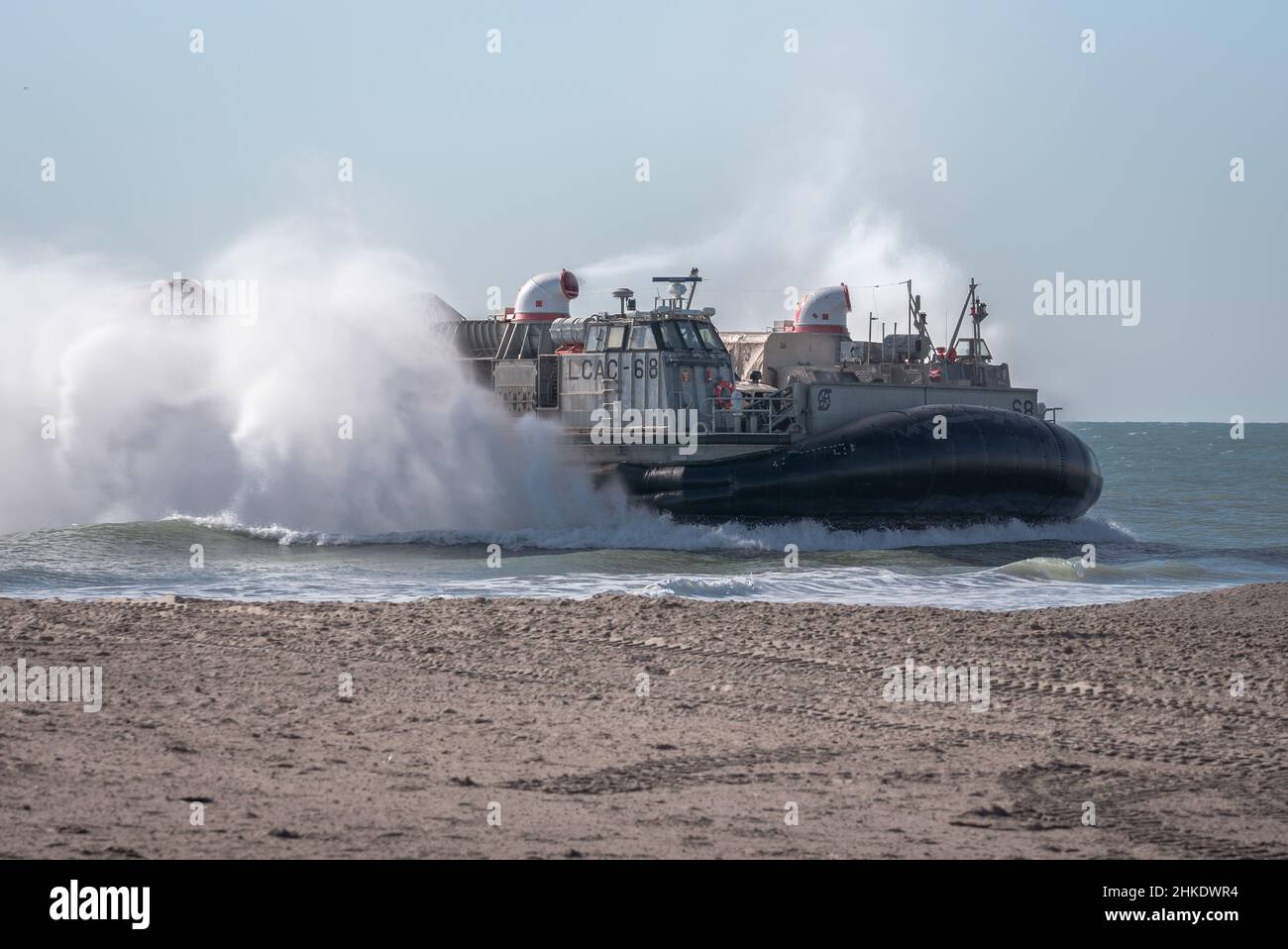 JACKSONVILLE, North Carolina - Landing Craft, Air Cushion 68, attaccato all'Assault Craft Unit 4, lanciato dalla nave d'assalto anfibio di classe Wasp USS Kearsarge (LHD 3), atterra sulla riva di Camp Lejeune, North Carolina 02 febbraio 2022. Il gruppo di pronto anfibio Kearsarge (ARG) e l'unità di spedizione marina 22nd (MEU) stanno conducendo un esercizio di unità di addestramento composito (COMPTUEX). COMPTUEX è l'esercizio finale di pre-implementazione che certifica la capacità di Kearsarge ARG e 22nd MEU di condurre operazioni militari attraverso una pianificazione congiunta, ed eseguire scenari difficili e realistici. ( Foto Stock