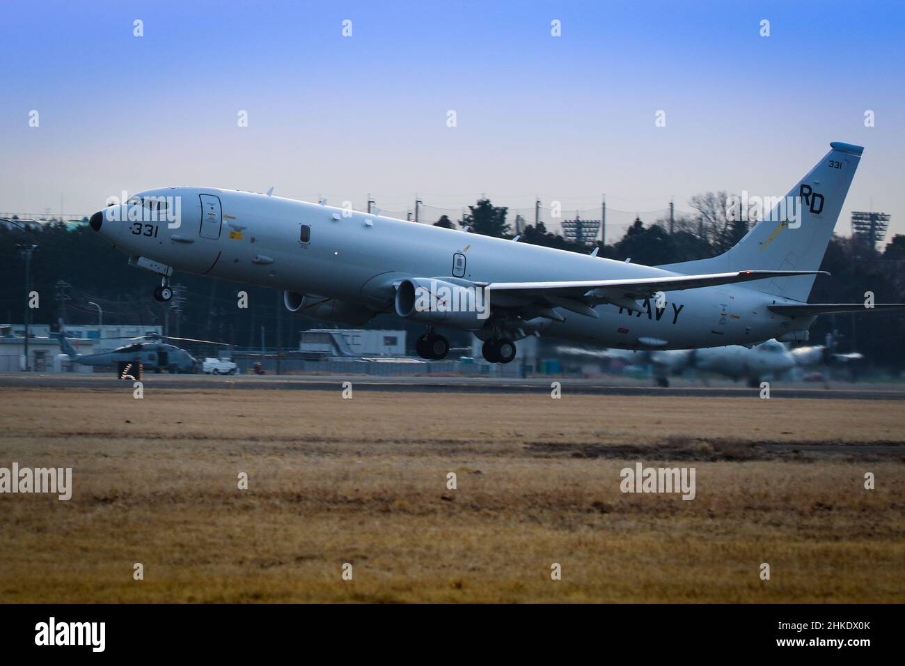 IMPIANTO AERONAVALE ATSUGI, Giappone (dal 3, 2022) – Un P-8A Poseidon, assegnato ai “Golden Swordsmen” di Patrol Squadron (VP) 47, decollo presso la Naval Air Facility (NAF) Atsugi, Giappone. VP-47 è attualmente distribuito a NAF Misawa, Giappone che conduce le operazioni di pattuglia marittima e ricognizione e di copertura teatrale all'interno dell'area di attività della flotta USA 7th (C7F) a sostegno degli obiettivi di comando del comandante, della task force 72, C7F e degli Stati Uniti Indo-Pacific in tutta la regione. (STATI UNITI Foto Navy di Mass Communication Specialist 1st Classe Brandon J. Vinson) Foto Stock