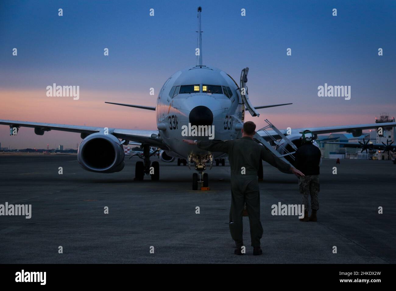 IMPIANTO AERONAVALE ATSUGI, Giappone (dal 03, 2022) – il Lt. Thomas coffin, pilota assegnato ai “Golden Swordsmen” di Patrol Squadron (VP) 47, effettua i suoi controlli in preflight prima del decollo presso la Naval Air Facility (NAF) Atsugi, Giappone. VP-47 è attualmente distribuito a NAF Misawa, Giappone che conduce le operazioni di pattuglia marittima e ricognizione e di copertura teatrale all'interno dell'area di attività della flotta USA 7th (C7F) a sostegno degli obiettivi di comando del comandante, della task force 72, C7F e degli Stati Uniti Indo-Pacific in tutta la regione. (STATI UNITI Foto Navy di Mass Communication Specialist 1st Classe Brandon J. Vinson) Foto Stock