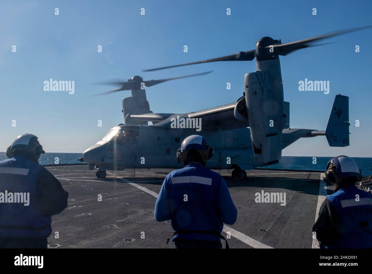 OCEANO ATLANTICO – i marinai si levano in piedi per rimuovere le catene e i gessi da una V-22 Osprey a bordo della nave da sbarco di classe Whidbey Island USS Gunston Hall (LSD 44), 30 gennaio 2021. Il gruppo di pronto anfibio Kearsarge (ARG) e l'unità di spedizione marina 22nd (MEU) stanno conducendo un'unità di addestramento composita (COMPTUEX). COMPTUEX è l'esercizio finale di pre-implementazione che certifica la capacità di Kearsarge ARG e 22nd MEU di condurre operazioni militari attraverso una pianificazione congiunta, ed eseguire scenari difficili e realistici. (STATI UNITI Foto della Marina di Seaman Keith Nowak, specialista della comunicazione di massa) Foto Stock