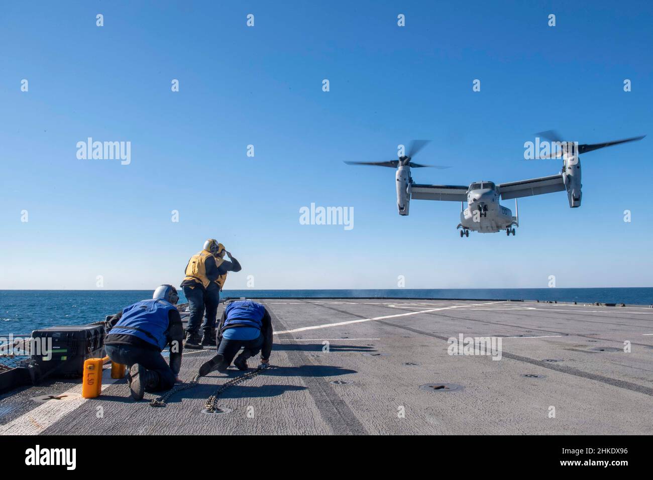 OCEANO ATLANTICO – i marinai si preparano a sbarcare una nave da sbarco V-22 Osprey a bordo della nave da sbarco di classe Whidbey Island USS Gunston Hall (LSD 44), 30 gennaio 2021. Il gruppo di pronto anfibio Kearsarge (ARG) e l'unità di spedizione marina 22nd (MEU) stanno conducendo un'unità di addestramento composita (COMPTUEX). COMPTUEX è l'esercizio finale di pre-implementazione che certifica la capacità di Kearsarge ARG e 22nd MEU di condurre operazioni militari attraverso una pianificazione congiunta, ed eseguire scenari difficili e realistici. (STATI UNITI Foto della Marina di Seaman Keith Nowak, specialista della comunicazione di massa) Foto Stock