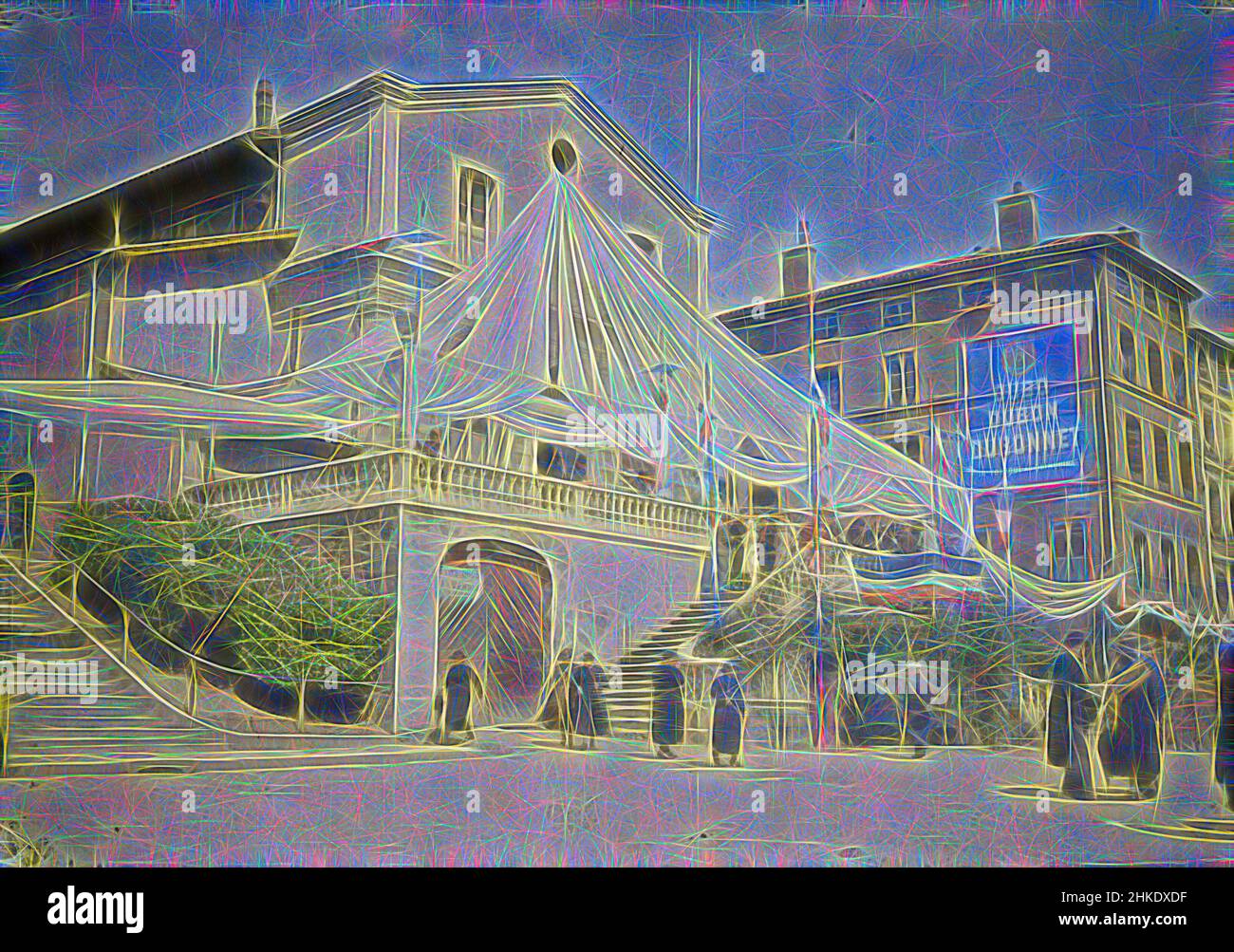 Ispirato dalla scena Street vicino al municipio decorato con bandiere, con pubblicità per Ducoonnet, Francia, c.. 1935, altezza 129 mm x larghezza 177 mm, reinventato da Artotop. L'arte classica reinventata con un tocco moderno. Design di calda e allegra luminosità e di raggi di luce. La fotografia si ispira al surrealismo e al futurismo, abbracciando l'energia dinamica della tecnologia moderna, del movimento, della velocità e rivoluzionando la cultura Foto Stock