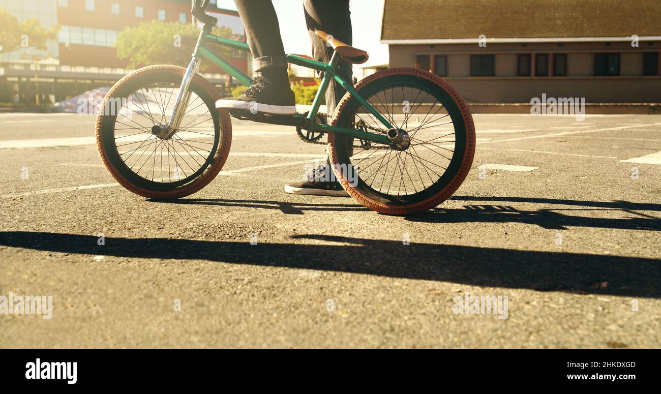 Pronto per la guida. Scatto ritagliato di un biker BMX maschio irriconoscibile all'esterno. Foto Stock