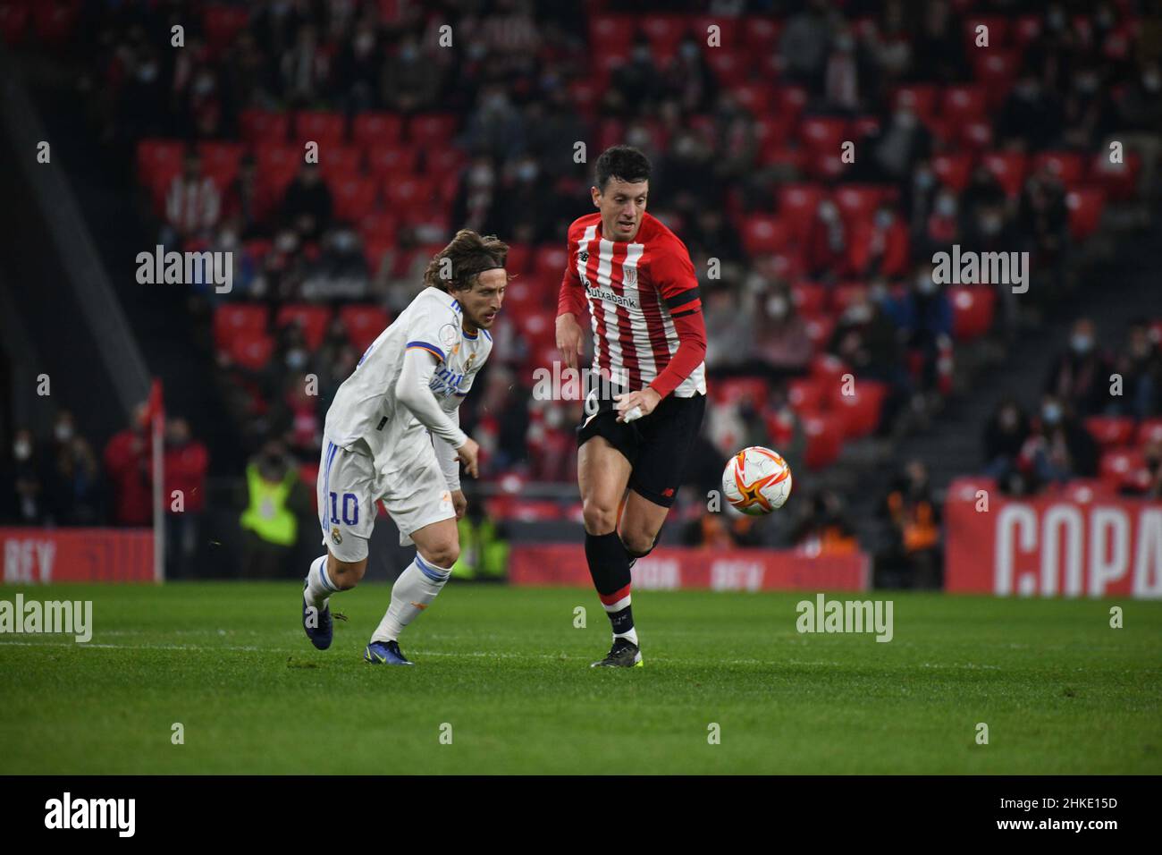 Bilbao, Bilbao, Spagna. 3rd Feb 2022. BILBAO, SPAGNA - FEBBRAIO 3: Mikel Vesga di Bilbao Atletica batte per la palla con ModriÄ‡ di Real Madri durante la partita di quarti di Copa del Rey tra Bilbao Atletica e Real Madri allo stadio San Mamés il 3 febbraio 2022 a Bilbao, Spagna. (Credit Image: © Sara ARIB/PX Imagens via ZUMA Press Wire) Credit: ZUMA Press, Inc./Alamy Live News Foto Stock