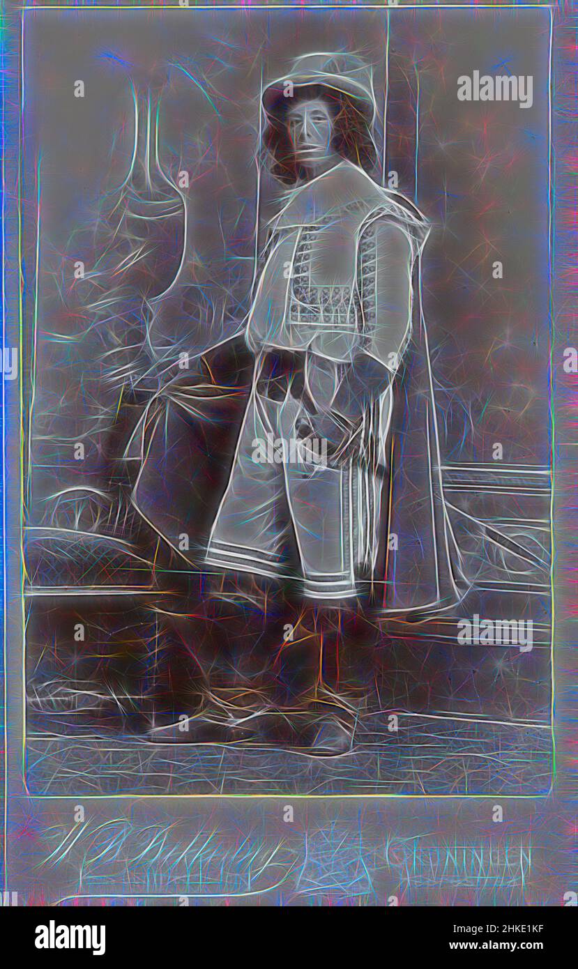 Ispirato dal Ritratto di uno studente sconosciuto di Groningen in costume mascherato, Willem Bernard Bekkering, Groningen, 1886 - 1900, carta baryta, Altezza 100 mm x larghezza 64 mm, altezza 88 mm x larghezza 58 mm, reinventata da Artotop. L'arte classica reinventata con un tocco moderno. Design di calda e allegra luminosità e di raggi di luce. La fotografia si ispira al surrealismo e al futurismo, abbracciando l'energia dinamica della tecnologia moderna, del movimento, della velocità e rivoluzionando la cultura Foto Stock