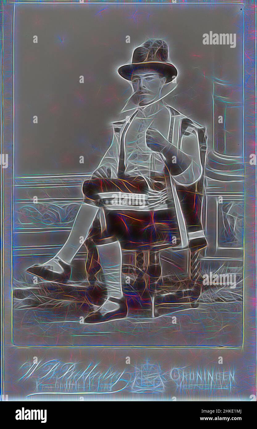 Ispirato dal Ritratto di uno studente sconosciuto di Groningen in costume mascherato, Willem Bernard Bekkering, Groningen, 1886 - 1900, carta baryta, Altezza 100 mm x larghezza 64 mm, altezza 88 mm x larghezza 58 mm, reinventata da Artotop. L'arte classica reinventata con un tocco moderno. Design di calda e allegra luminosità e di raggi di luce. La fotografia si ispira al surrealismo e al futurismo, abbracciando l'energia dinamica della tecnologia moderna, del movimento, della velocità e rivoluzionando la cultura Foto Stock