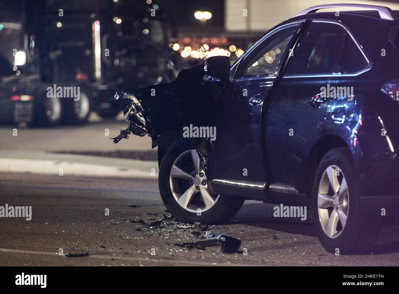 Incidente stradale collisione automobilistica di notte. Auto moderna pesante danneggiata su una strada. Tema sulla sicurezza dei trasporti. Incidente d'auto. Foto Stock