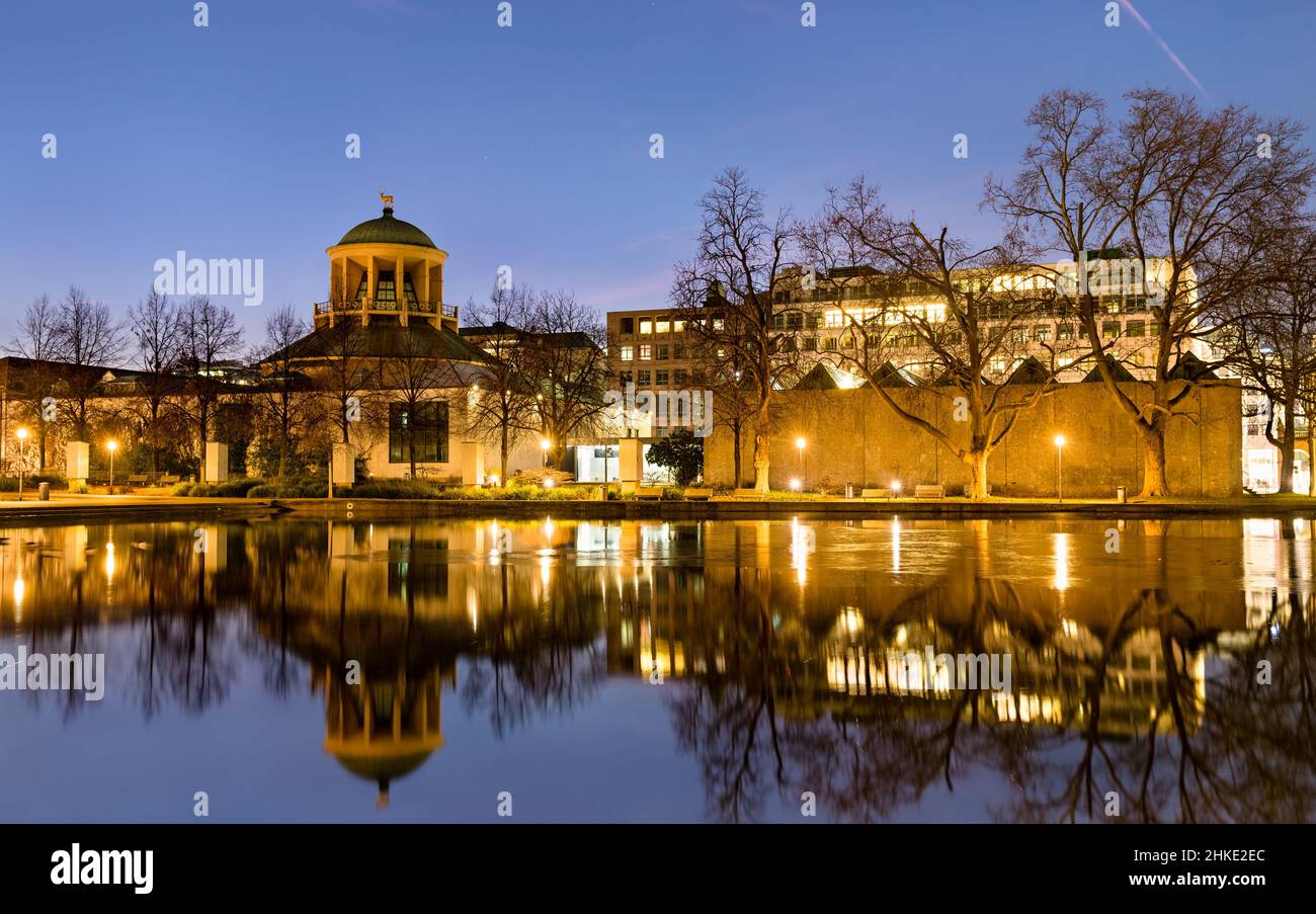 Art Building con riflessione in un lago di Stoccarda, Germania Foto Stock