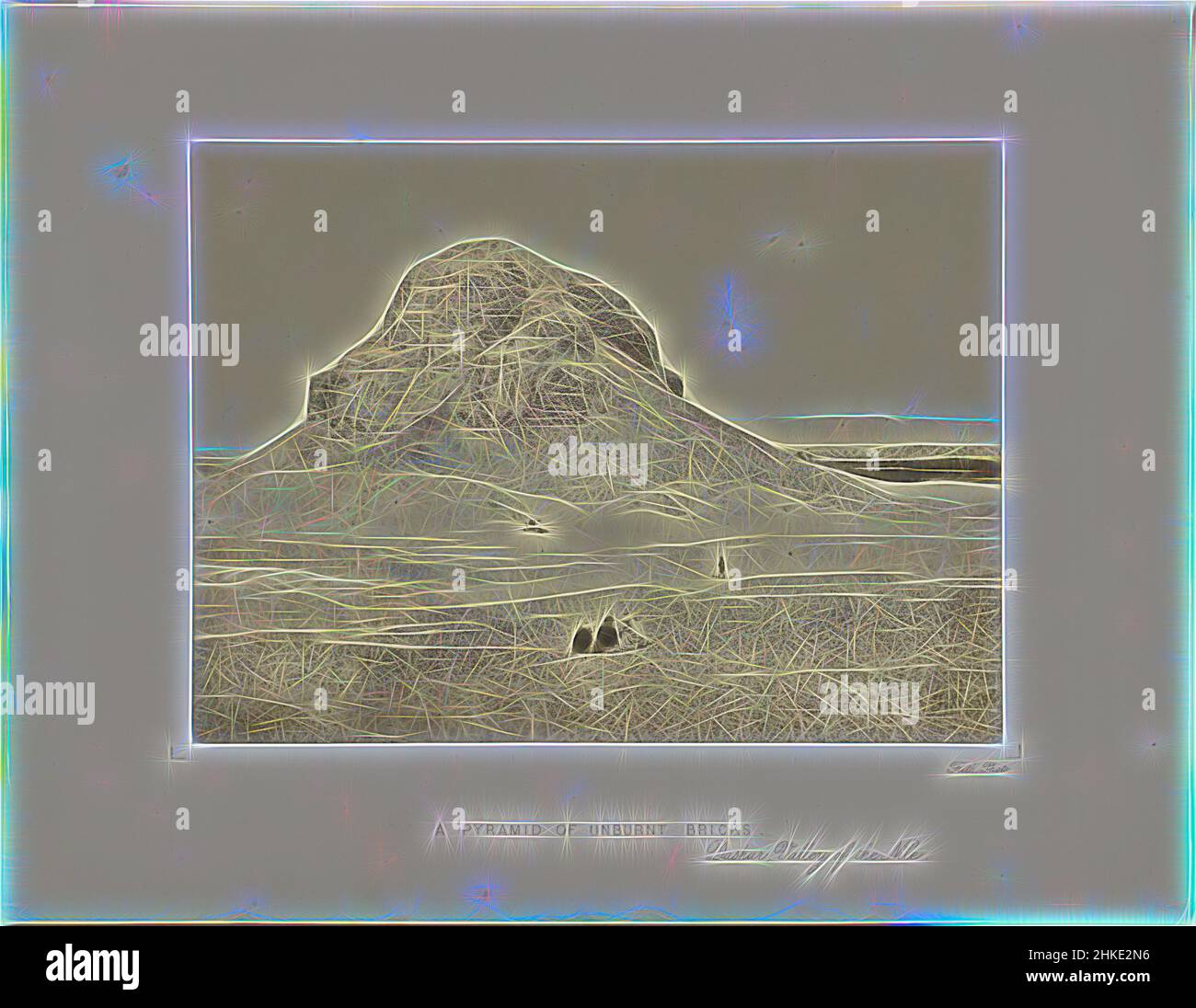 Ispirato dalla Piramide di Amenemhat III a Dashur in Egitto, Una piramide di mattoni incombusti, Dashur, Valle del Nilo, Francesco Frith, Egypte, 1856 - 1859, carta, Stampa albume, altezza 242 mm x larghezza 312 mm, reinventata da Artotop. L'arte classica reinventata con un tocco moderno. Design di calda e allegra luminosità e di raggi di luce. La fotografia si ispira al surrealismo e al futurismo, abbracciando l'energia dinamica della tecnologia moderna, del movimento, della velocità e rivoluzionando la cultura Foto Stock