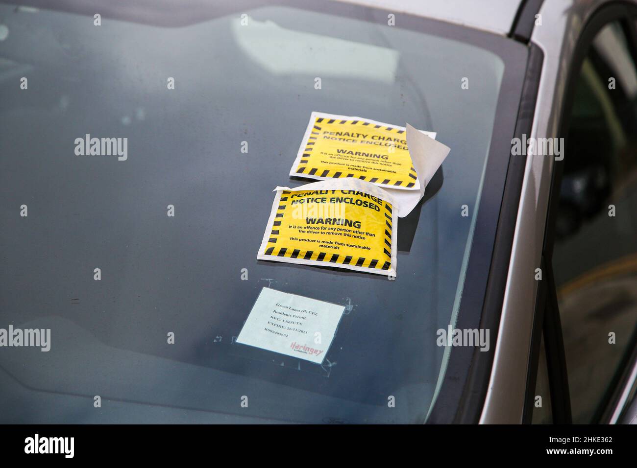 Londra, Regno Unito. 03rd Feb 2022. Due avvisi di multe per il parcheggio e penale visualizzati sul parabrezza di un'auto parcheggiata illegalmente su una strada. Credit: SOPA Images Limited/Alamy Live News Foto Stock