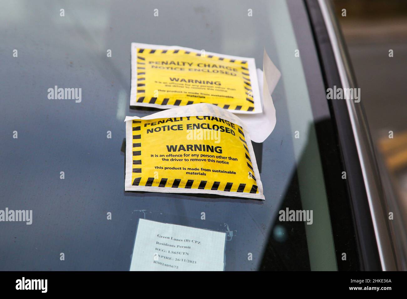 Londra, Regno Unito. 03rd Feb 2022. Due avvisi di multe per il parcheggio e penale visualizzati sul parabrezza di un'auto parcheggiata illegalmente su una strada. Credit: SOPA Images Limited/Alamy Live News Foto Stock