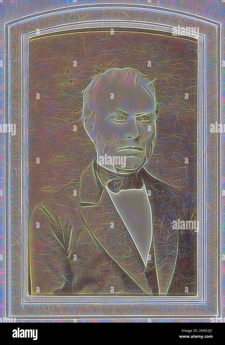 Ispirato da Ritratto di un uomo con occhiali, parte di Album fotografico di una famiglia olandese con 168 cartes-de-visite e cabinet fotografie., c. 1860 - c. 1900, carta, stampa albume, altezza 83 mm x larghezza 53, reinventata da Artotop. L'arte classica reinventata con un tocco moderno. Design di calda e allegra luminosità e di raggi di luce. La fotografia si ispira al surrealismo e al futurismo, abbracciando l'energia dinamica della tecnologia moderna, del movimento, della velocità e rivoluzionando la cultura Foto Stock