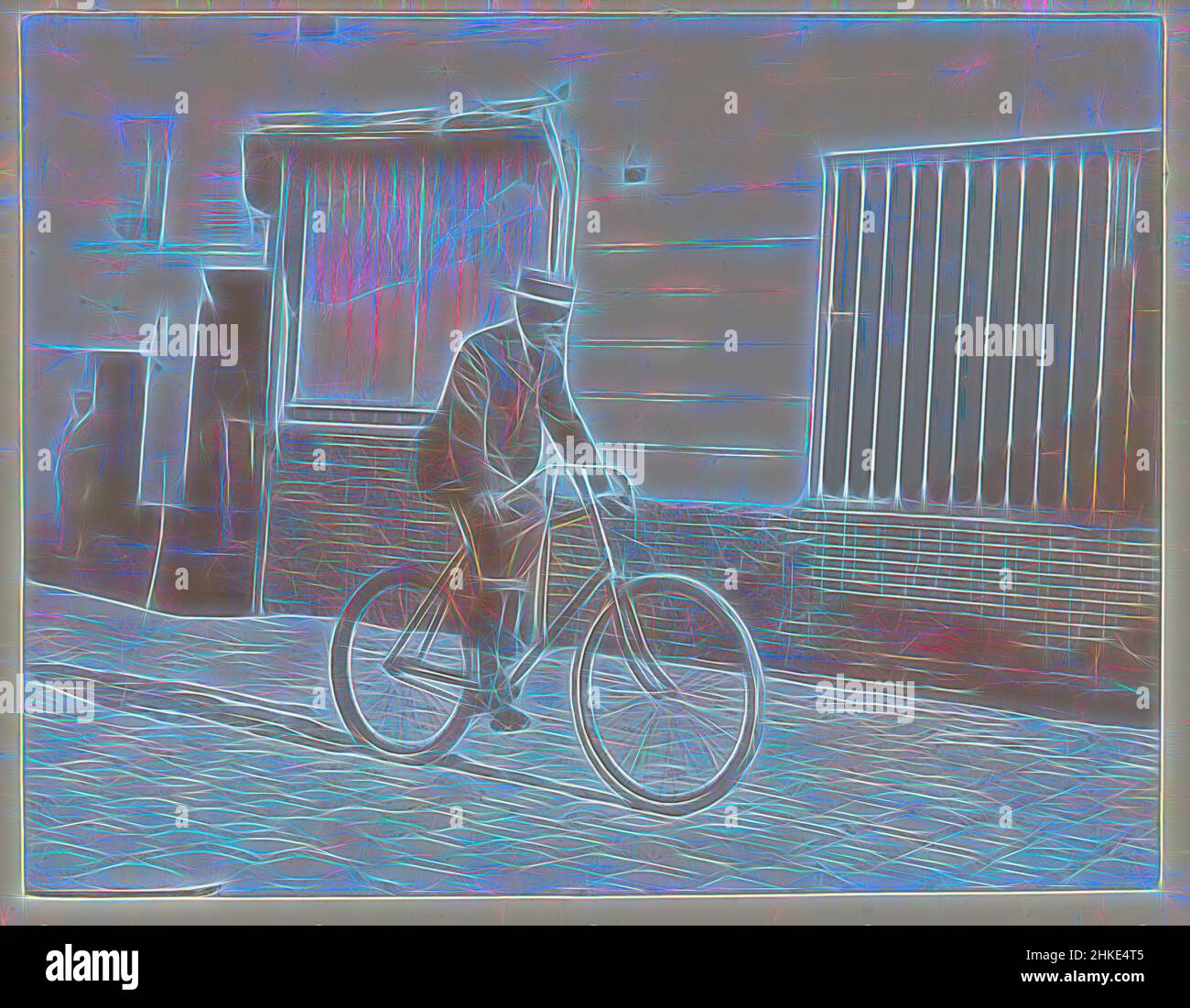 Ispirato da Bicycling uomo in Francia, parte di Album fotografico di un fotografo dilettante francese con foto di una famiglia, distilleria Delizy &amp; Doistau Fils, l'esercito e luoghi di interesse in Francia., Francia, c. 1900 - c. 1910, carta, altezza 80 mm x larghezza 103 mm, reinventata da Artotop. L'arte classica reinventata con un tocco moderno. Design di calda e allegra luminosità e di raggi di luce. La fotografia si ispira al surrealismo e al futurismo, abbracciando l'energia dinamica della tecnologia moderna, del movimento, della velocità e rivoluzionando la cultura Foto Stock