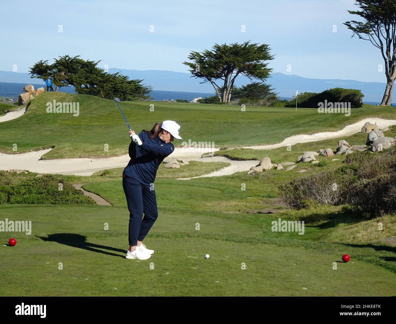 Mia Hamm, US Soccer Icon, tee off sulla 7th buche al Monterey Peninsula Golf Club durante il primo round dell'AT&T Pro-Am PGA Tour evento di golf Monterey Peninsula, California, USA Foto Stock