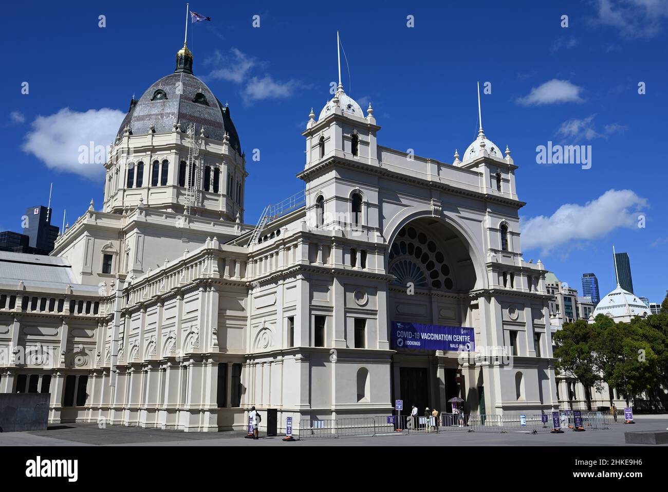 Entrata nord al Royal Exhibition Building, in una giornata di sole, mentre è in uso come centro di vaccinazione COVID-19 Foto Stock