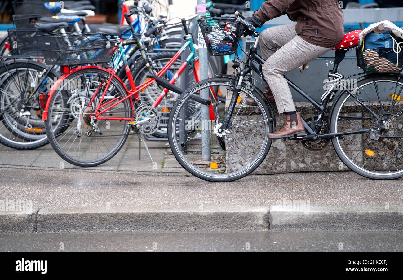 Monaco di Baviera, Germania. 01st Feb 2022. Una donna corre in bicicletta attraverso il centro della città. L'offensiva bavarese in bicicletta è stata ideata per promuovere, tra le altre cose, percorsi ciclabili che collegano la comunità. Credit: Sven Hoppe/dpa/Alamy Live News Foto Stock