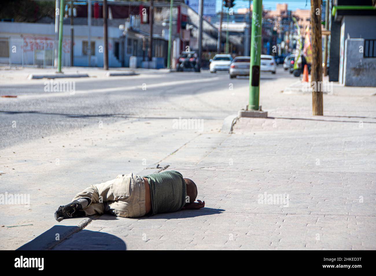 Un senzatetto, bambino che si posa sul marciapiede nella città di Puerto Penasco, sonora, Messico. Foto Stock