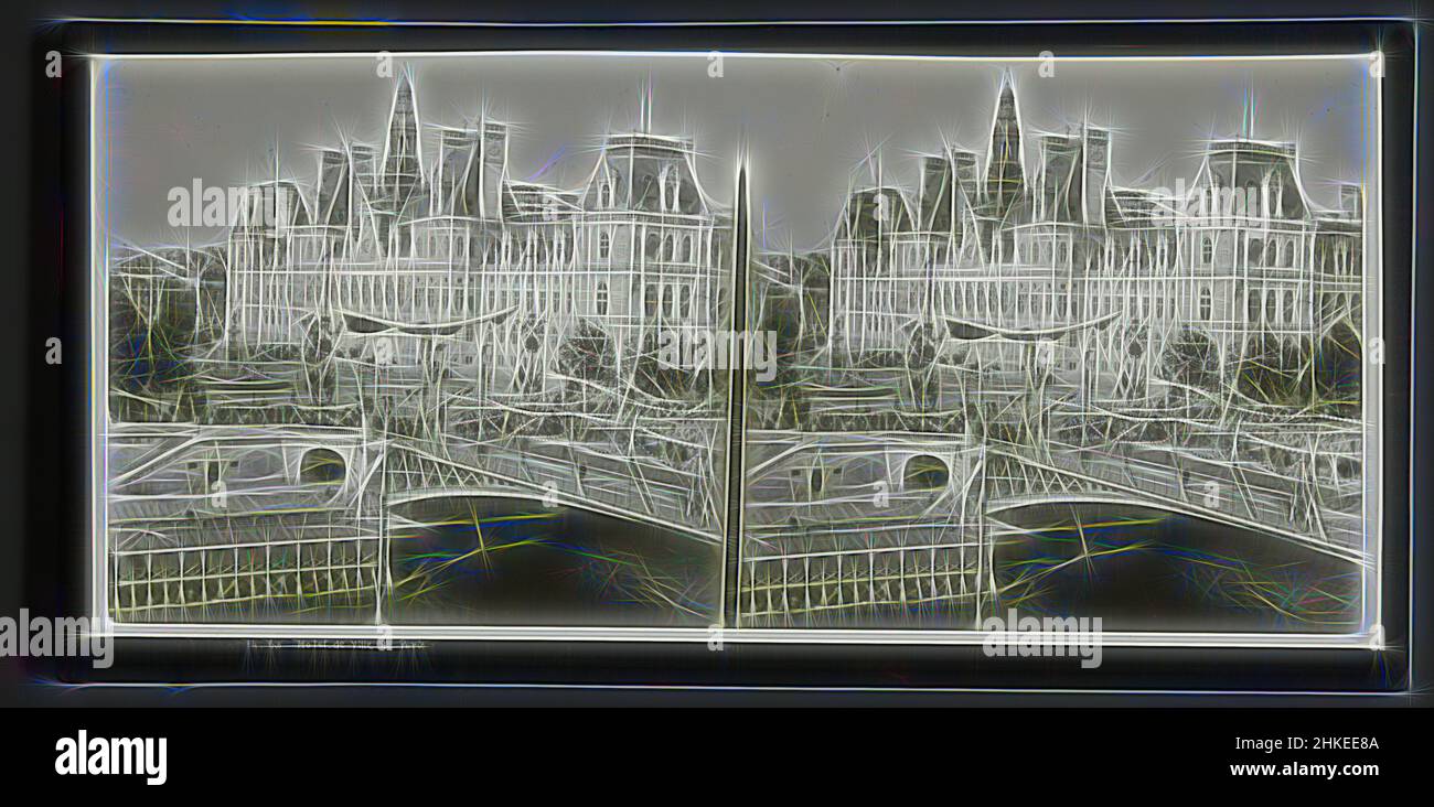 Ispirato dalla vista del municipio di Parigi, Francia, Hotel-de-Ville de Paris, Parigi, 1856 - 1890, Vetro, zegel rand:, vetrino, altezza 84 mm x larghezza 170 mm, reinventato da Artotop. L'arte classica reinventata con un tocco moderno. Design di calda e allegra luminosità e di raggi di luce. La fotografia si ispira al surrealismo e al futurismo, abbracciando l'energia dinamica della tecnologia moderna, del movimento, della velocità e rivoluzionando la cultura Foto Stock