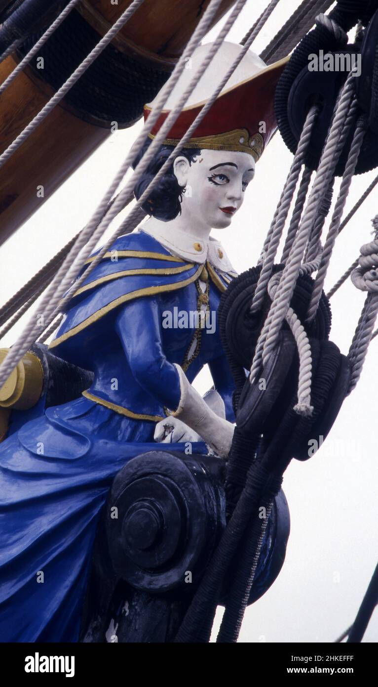Una statuetta femminile (scultura in legno intagliata) sulla prua di una vecchia nave ormeggiata a Sydney Harbour, NSW, Australia. Foto Stock