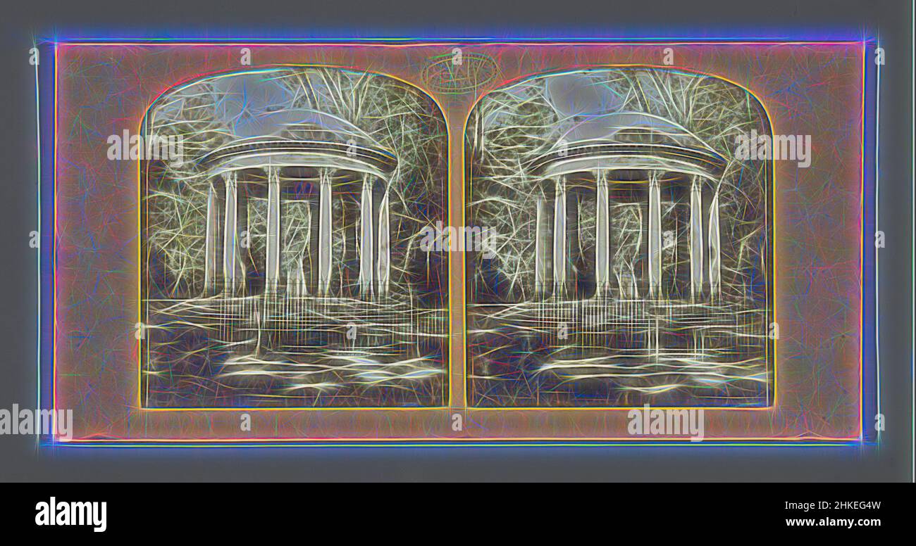 Ispirato dal Tempio dell'amore al Petit Trianon nei giardini di Versailles, Parigi, Petit Trianon, Temple de l'Amour, Florent Grau, Versailles, 1859, carta, stampa albume, perforazione, Altezza 83 mm x larghezza 168 mm, reinventata da Artotop. L'arte classica reinventata con un tocco moderno. Design di calda e allegra luminosità e di raggi di luce. La fotografia si ispira al surrealismo e al futurismo, abbracciando l'energia dinamica della tecnologia moderna, del movimento, della velocità e rivoluzionando la cultura Foto Stock