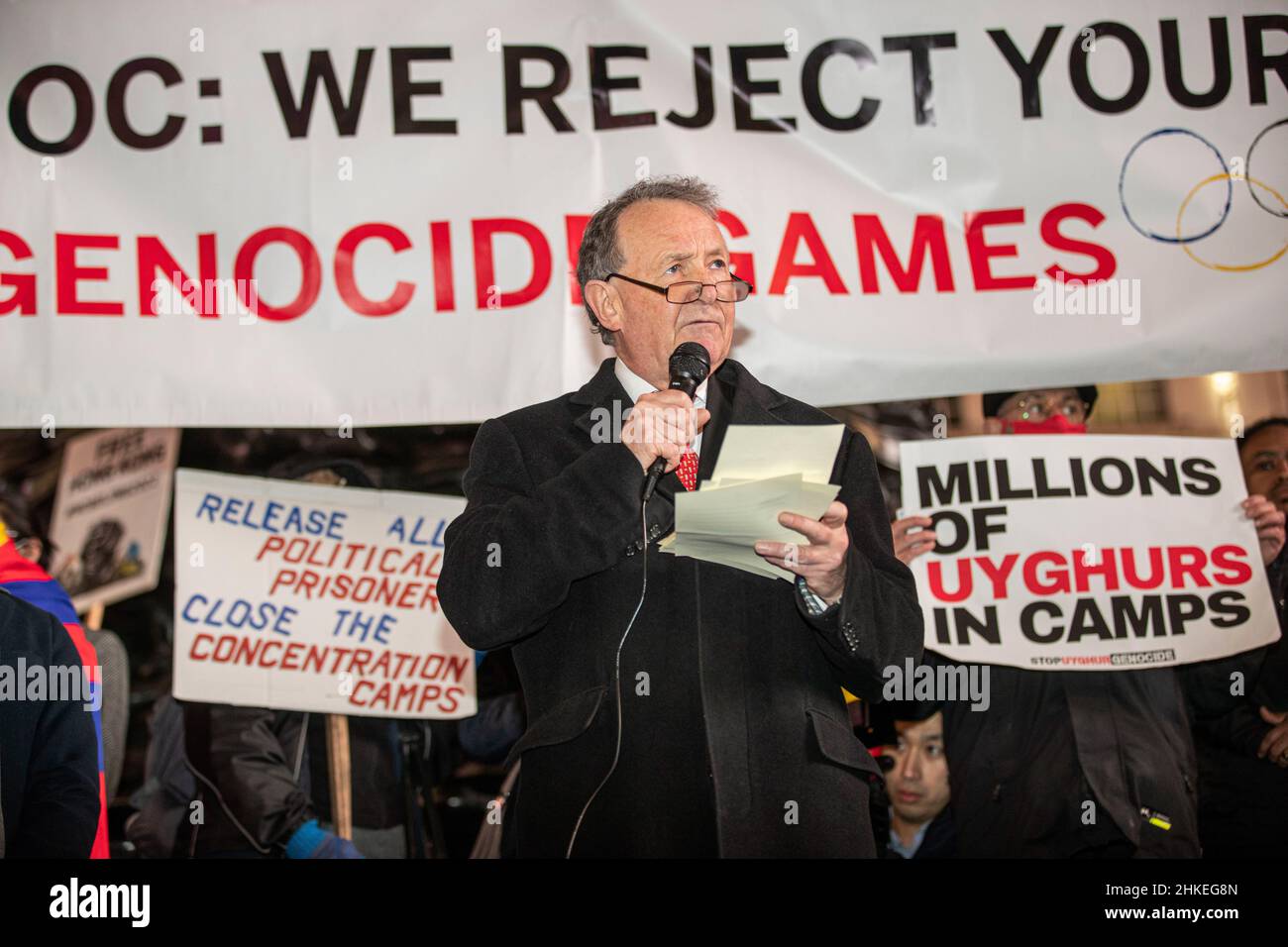 Londra, Regno Unito. 03rd Feb 2022. Il deputato britannico Lord David Alton parla durante la cerimonia di apertura alternativa a Piccadilly Circus.tibetani, uiguri, Hong Kongers e Tigrayans si sono riuniti per protestare contro la complicità del CIO (Comitato Olimpico Internazionale) nel CCP (Partito Comunista Cinese) Crimini contro l'umanità alla vigilia delle Olimpiadi invernali di Pechino del 2022 a Londra. (Photo by May James/SOPA Images/Sipa USA) Credit: Sipa USA/Alamy Live News Foto Stock