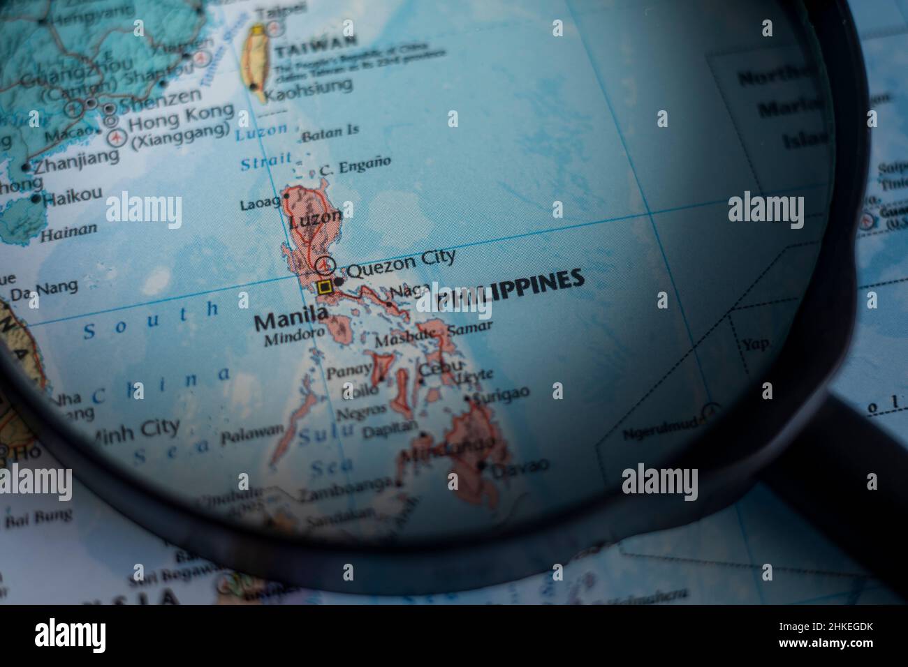 Filippine su una mappa del mondo attraverso lente d'ingrandimento. Filippine viaggio destinazione pianificazione bloccato Foto Stock