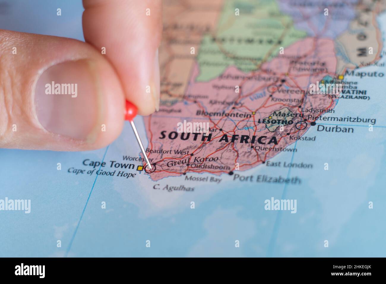 Il Sudafrica fissa una mappa del mondo. Repubblica del Sud Africa viaggio destinazione pianificazione bloccato Foto Stock
