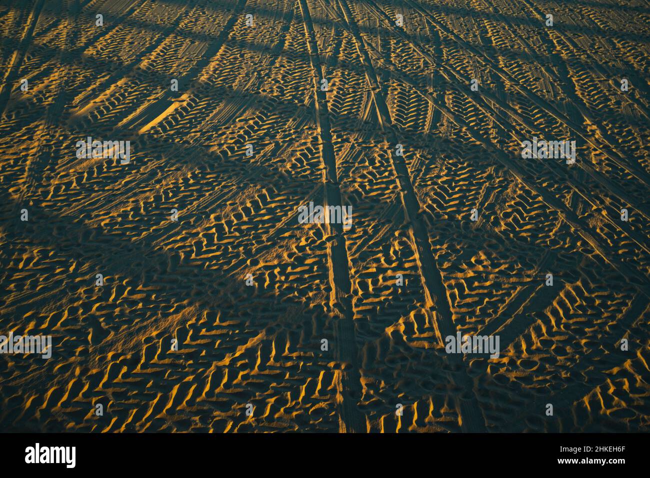Linee, ombre. I pattern aggiungono texture io, forma, forma di spiaggia vuota con all'ora d'oro, comunica divertimento, solitudine, vuoto, stile di vita, azione Foto Stock