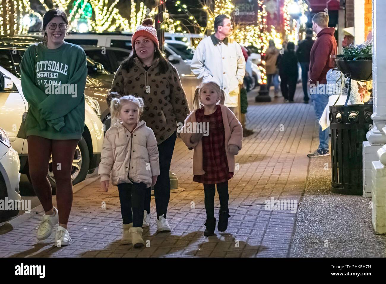 Prattville, Alabama, USA- 23 dicembre 2021: Due donne e due bambine camminano lungo le luci di festa nel centro storico di Prattville. Foto Stock