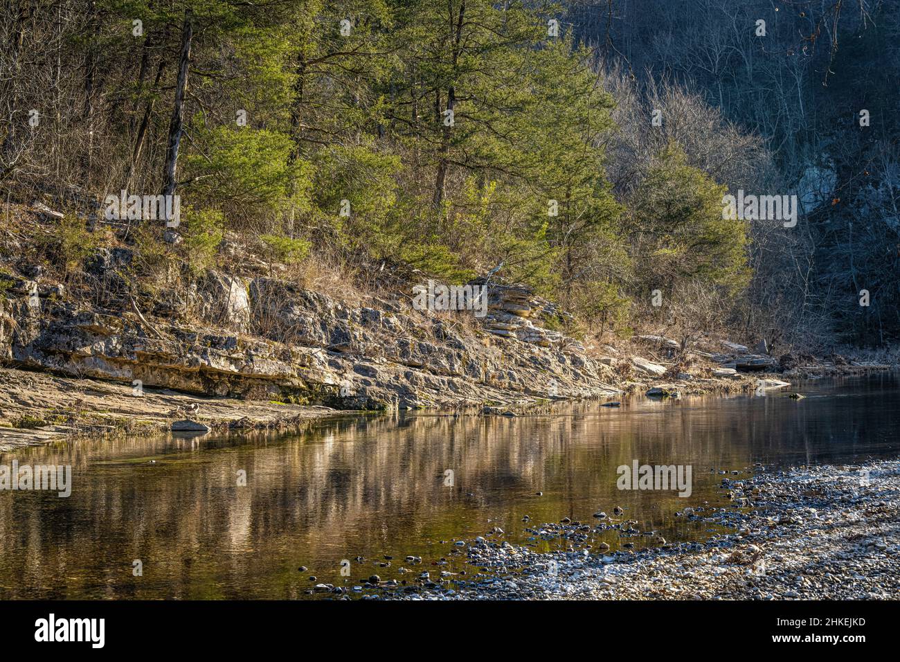 Vista panoramica delle Ozark Mountains lungo South Sylamore Creek a Mountain View, Arkansas. (USA) Foto Stock