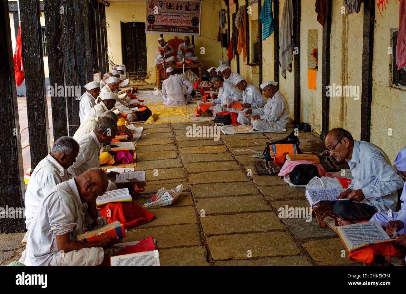 Sermon un libro sacro che legge in gruppo di persone al Paithan Aurangabad stato Maharashtra India Foto Stock