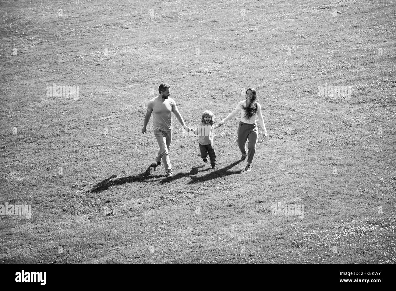 Arial vista di madre padre e bambino che si divertono all'aperto nel parco estivo. Foto Stock