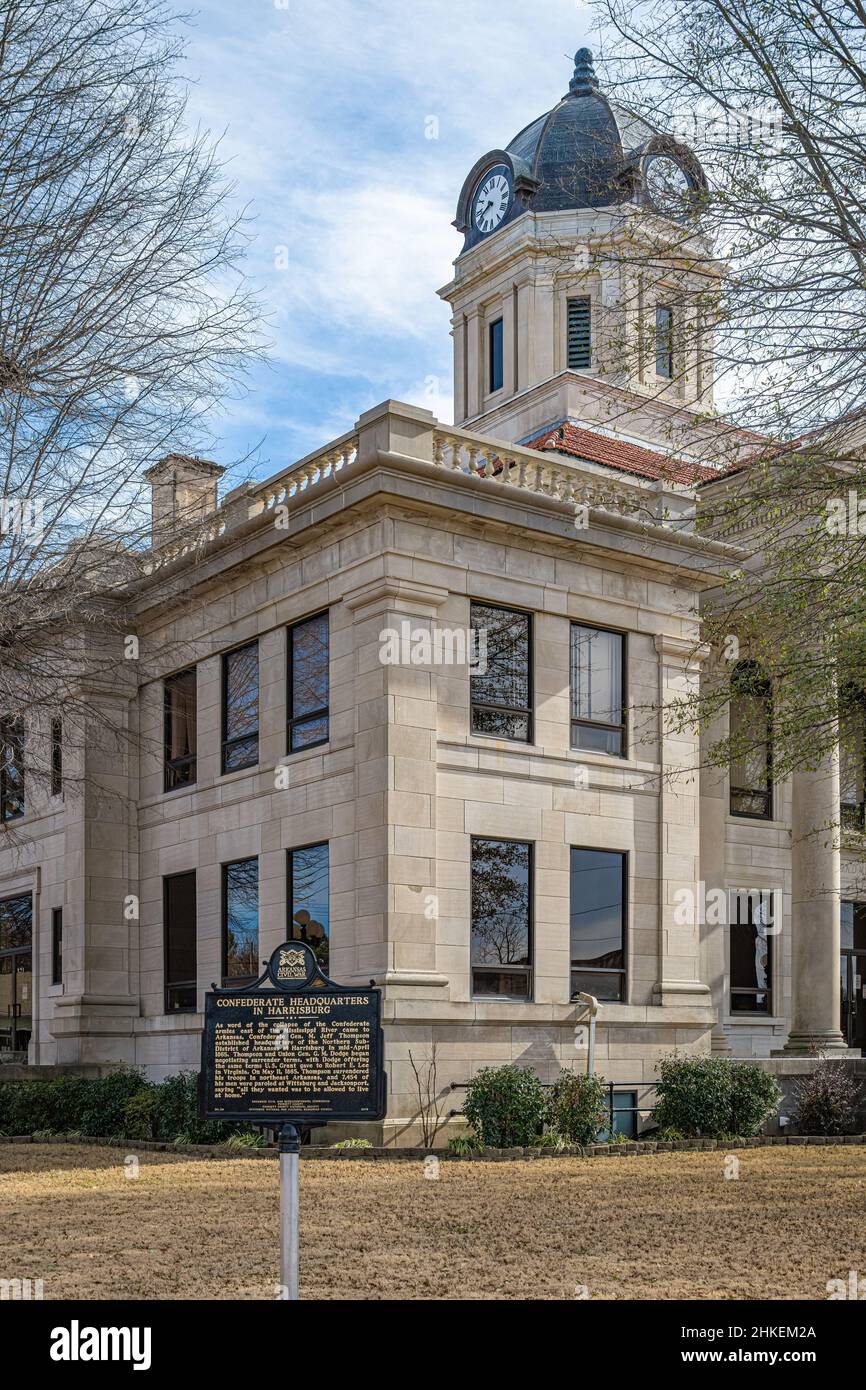 Il tribunale della contea di Poinsett ad Harrisburg, Arkansas, con un indicatore storico della guerra civile che rileva il sito della sede della Confederazione ad Harrisburg. Foto Stock