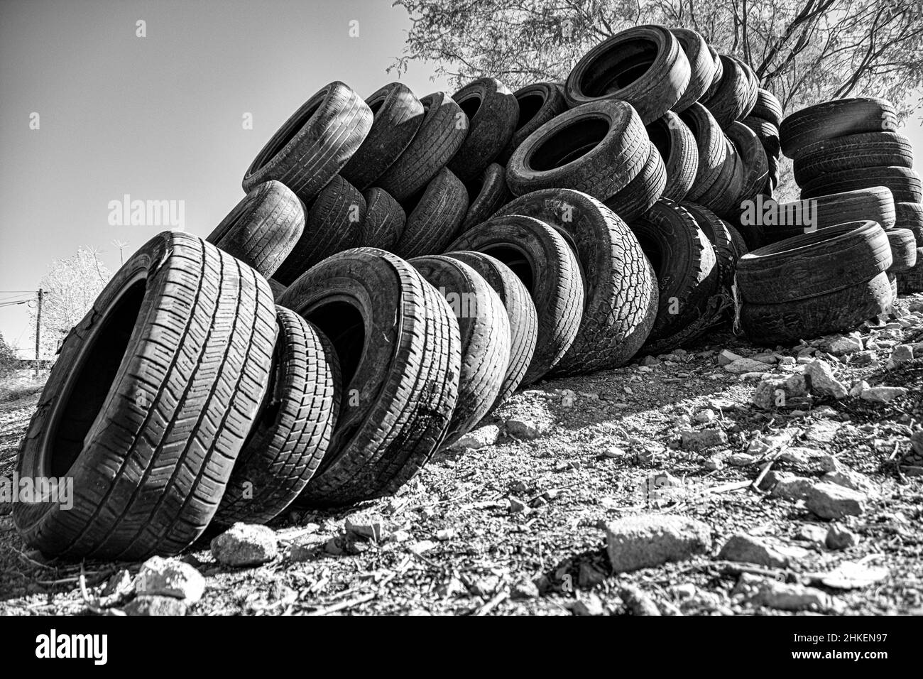 Un'immagine in bianco e nero di un raggruppamento di pneumatici. Fuori da un negozio di pneumatici nella città di sonora, sonora, Messico Foto Stock