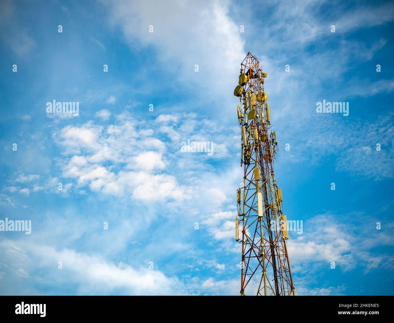 Torre di telecomunicazione mobile o torre cellulare con antenne e apparecchiature di comunicazione elettronica Foto Stock