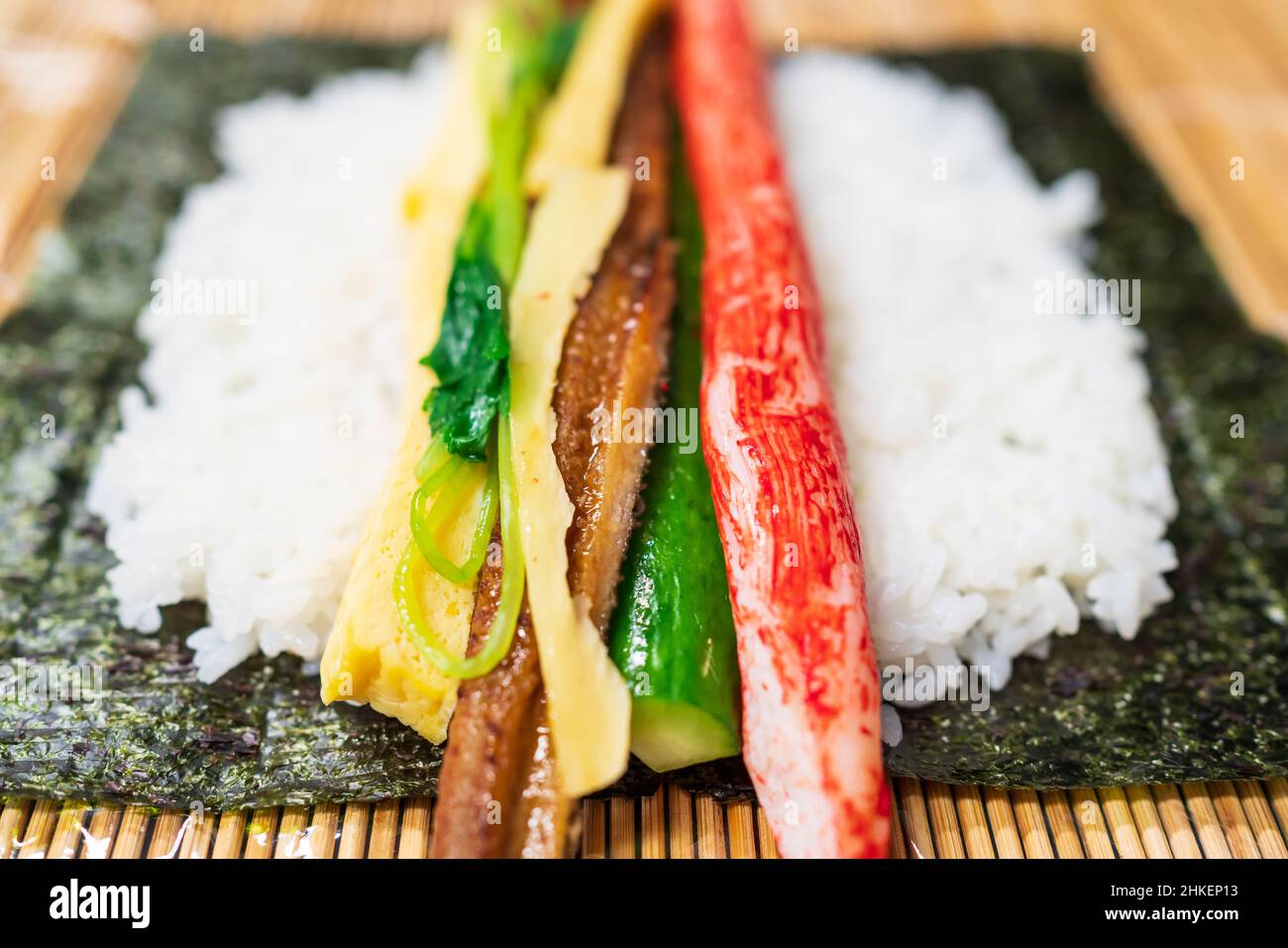 Preparazione del sushi roll in Giappone Foto Stock