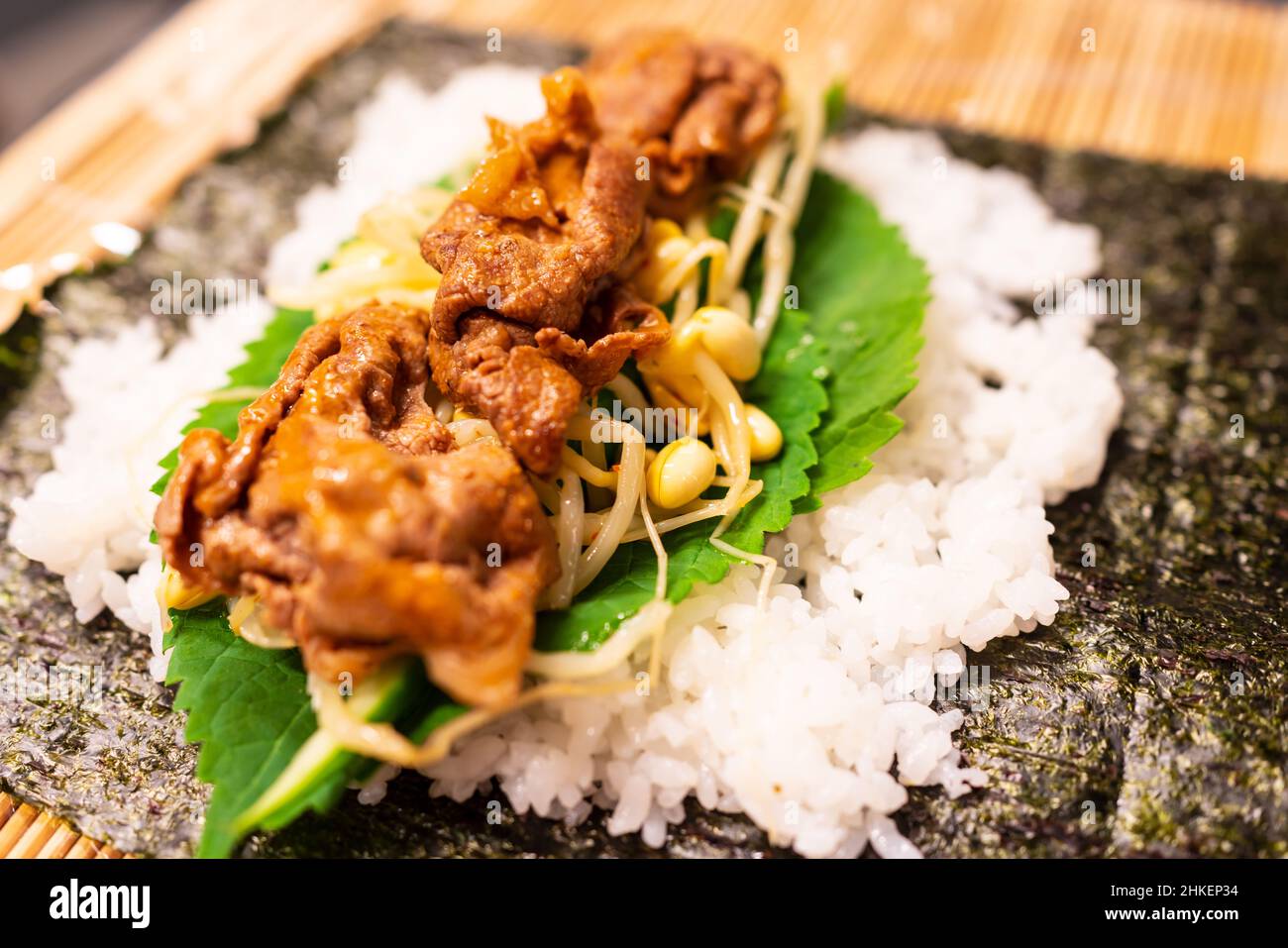 Preparazione del sushi roll in Giappone Foto Stock