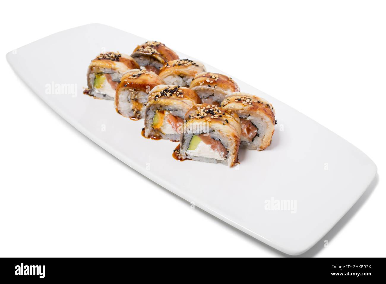 Sushi roll tradizionale canadese. Isolato su sfondo bianco. Foto Stock