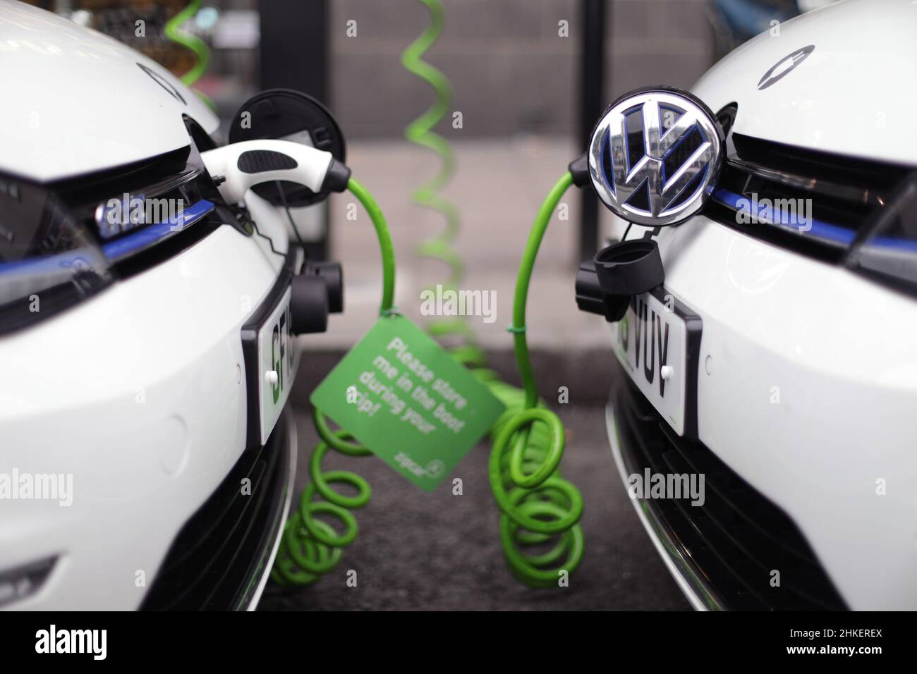 Foto di archivio datata 04/02/22 di un paio di auto zip. Secondo i parlamentari, il governo deve urgentemente sviluppare una nuova tassa automobilistica per affrontare il calo delle entrate quando i conducenti si rivolgono alle automobili elettriche. Data di emissione: Venerdì 4 febbraio 2022. Foto Stock