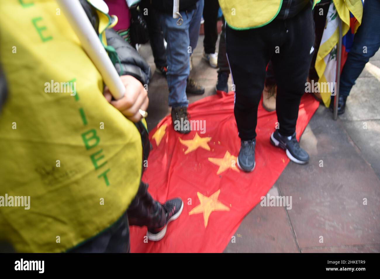 Gli estivisti del Congresso della Gioventù Tibetana protestano a Nuova Delhi contro le Olimpiadi invernali di Pechino definendola "le olimpiadi del genocidio" venerdì 02 febbraio 2022. Foto di Sondeep Shankar Foto Stock