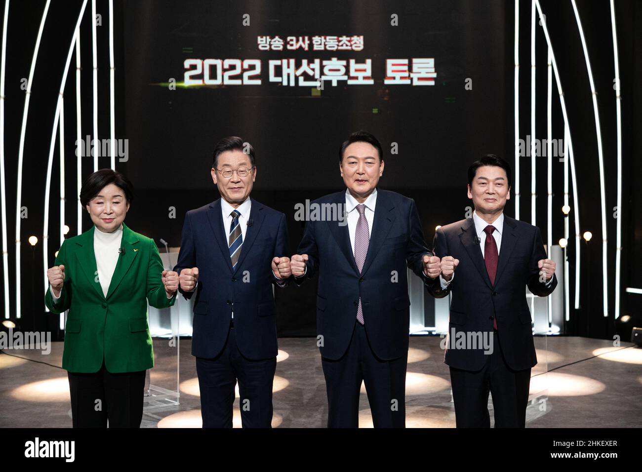 (220204) -- SEOUL, 4 febbraio 2022 (Xinhua) -- candidati presidenziali sudcoreani SIM Sang-jeung del Partito di Giustizia, Lee Jae-myung del Partito democratico, Yoon Suk-yeol del Partito del potere popolare e Ahn Cheol-soo del Partito popolare (da L a R) Posa per delle foto prima di un dibattito televisivo per le prossime elezioni presidenziali del marzo 9 a Seoul, Corea del Sud, 3 febbraio 2022. (NEWSIS/consegna tramite Xinhua) Foto Stock