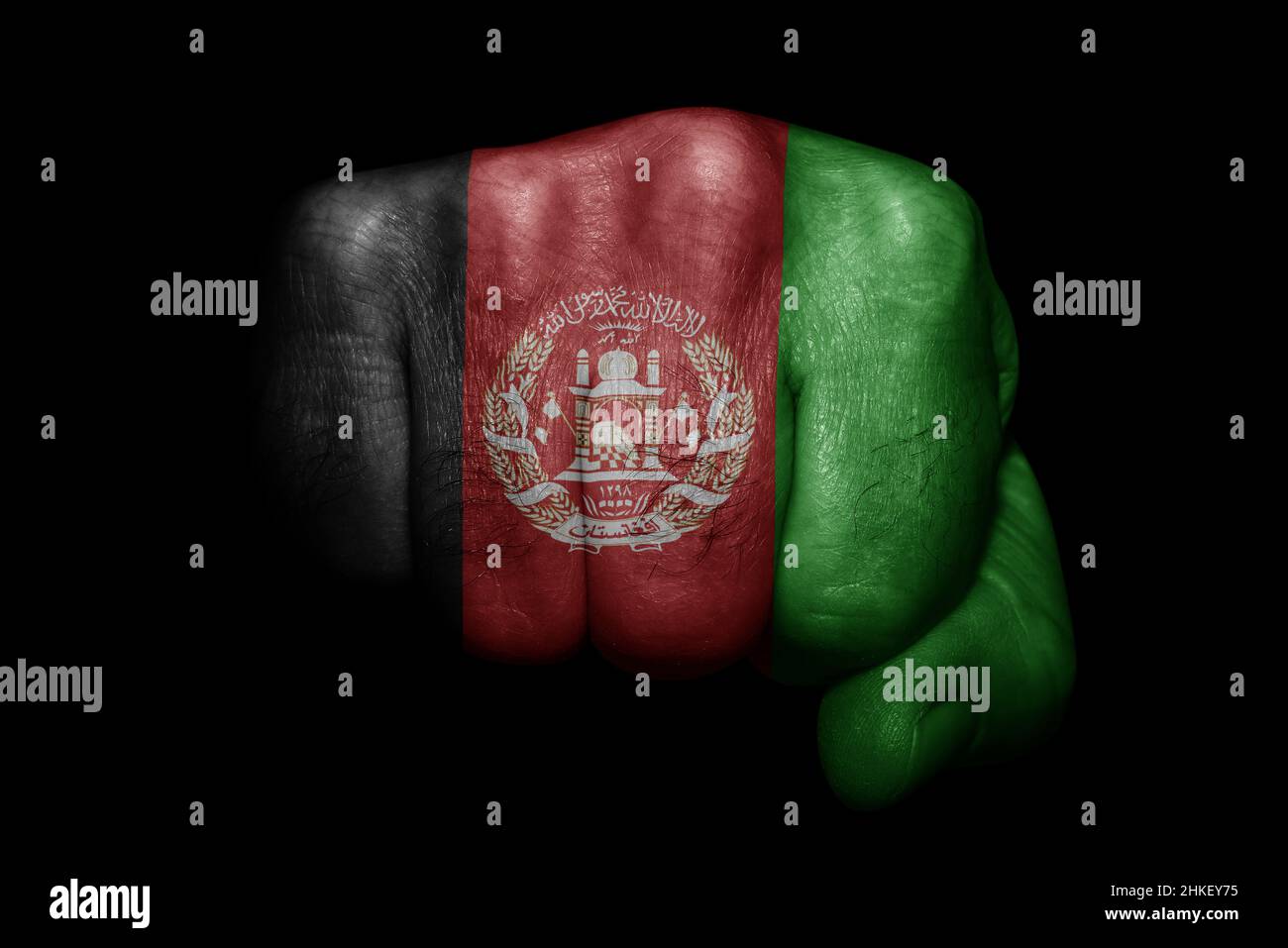 Bandiera di Afhanistan dipinto su forte pugno su sfondo nero Foto Stock