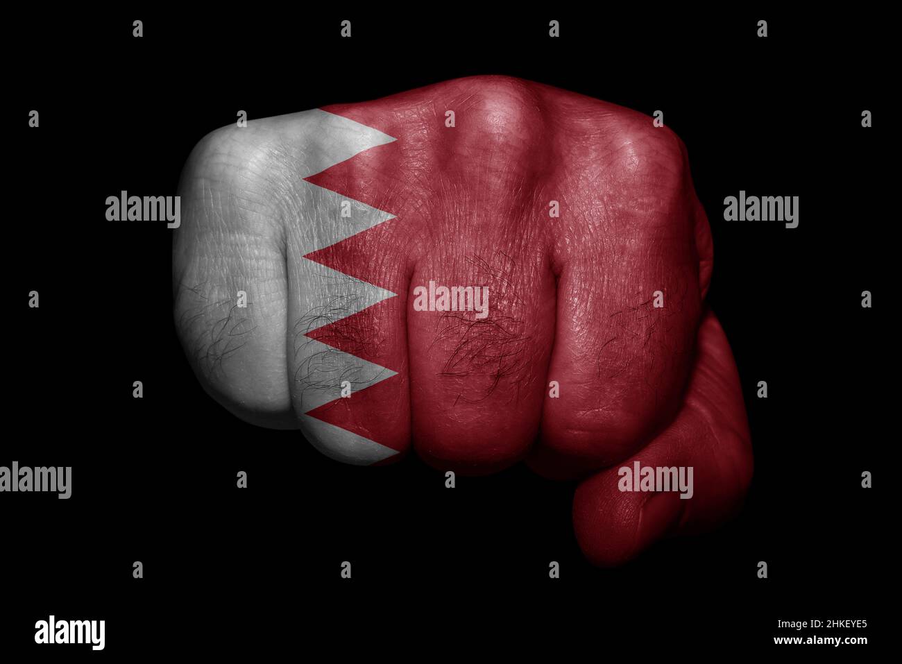 Bandiera del Bahrain dipinta su forte pugno su sfondo nero Foto Stock