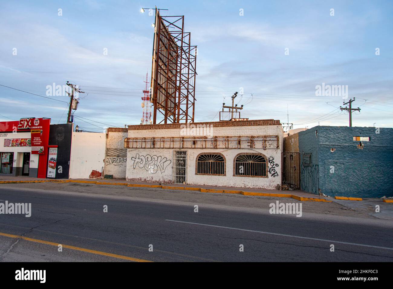 Un'attività abbandonata il cui proprietario non poteva più permettersi l'affitto a causa di una cattiva economia, Puerto Penasco, Messico. Foto Stock