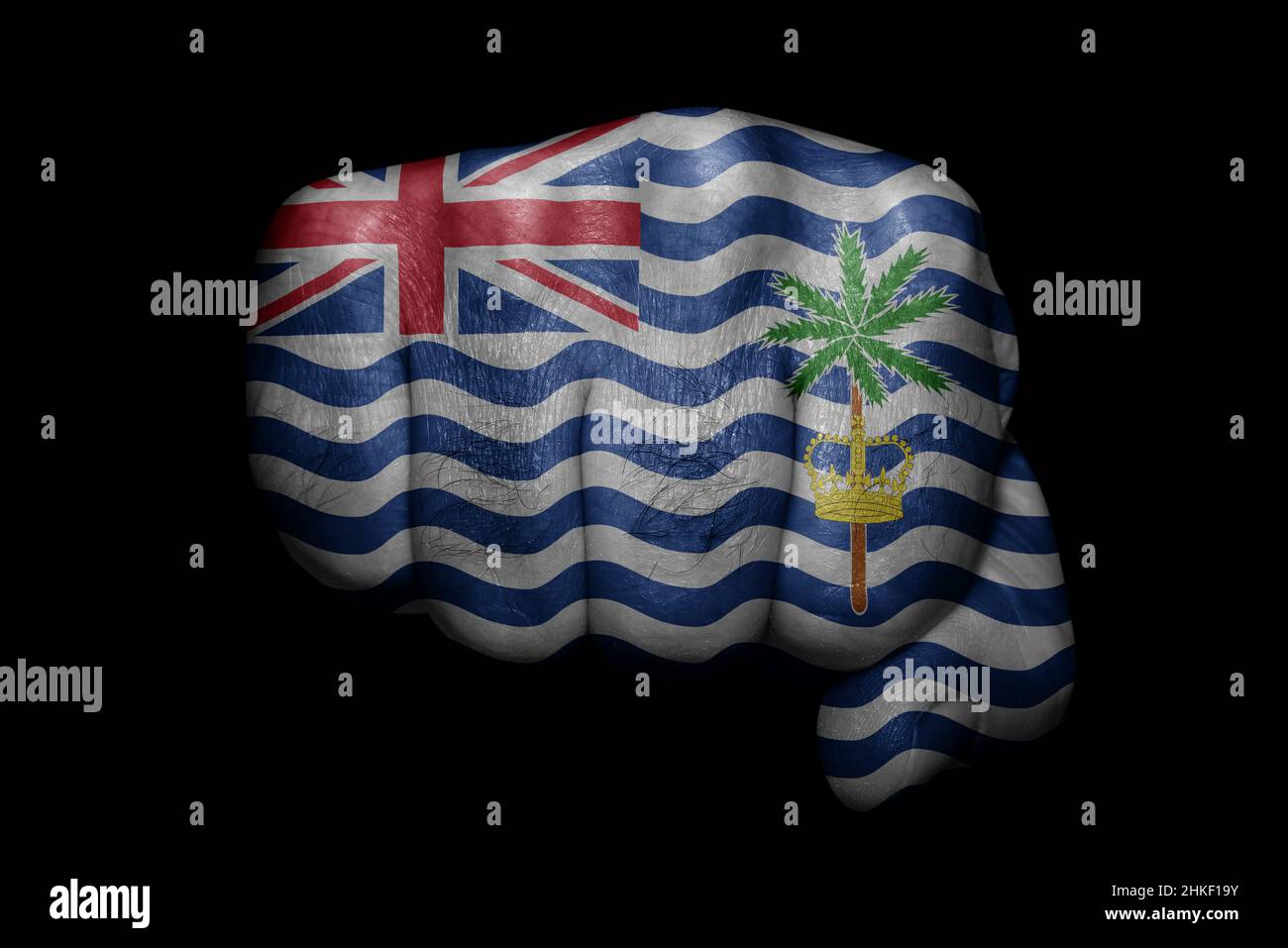 Bandiera del territorio britannico dell'Oceano Indiano dipinta su forte pugno su sfondo nero Foto Stock