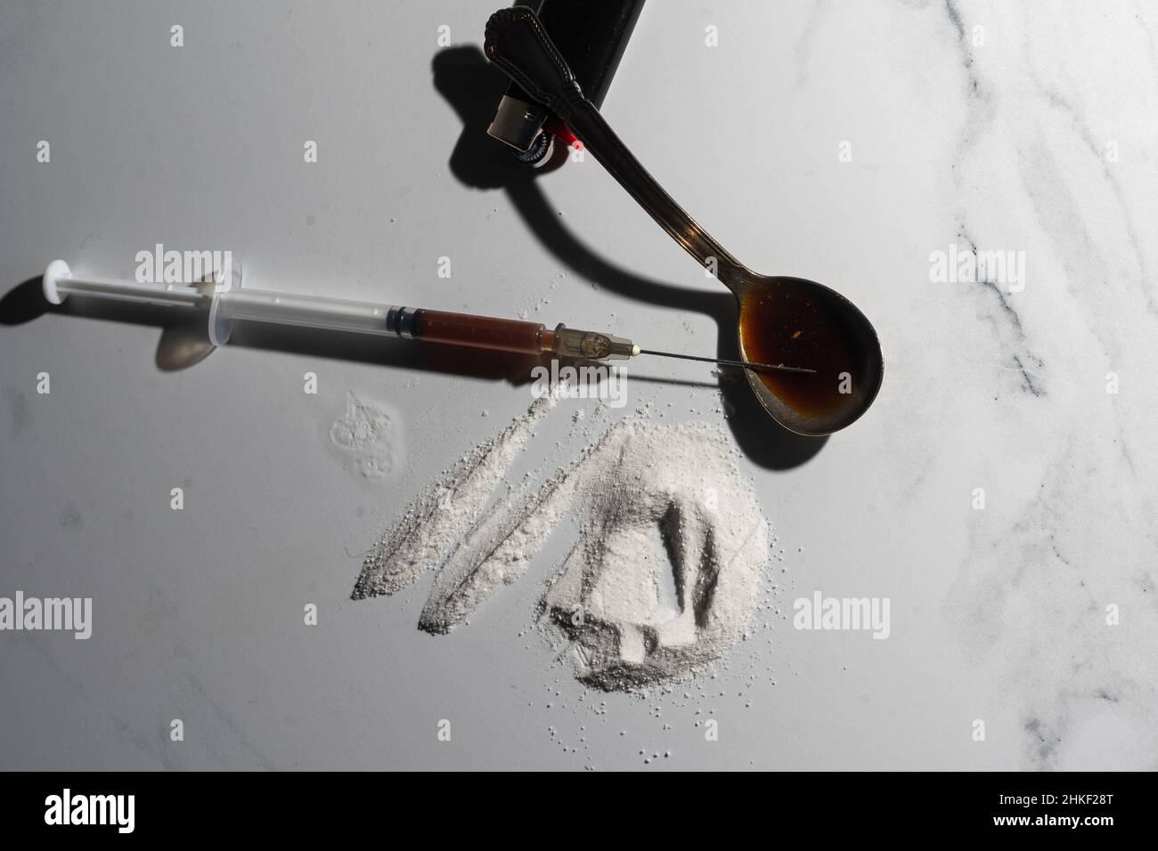 Farmaci di vario genere e teschi umani sul pavimento, raccolta di diversi farmaci duri Heroin Foto Stock
